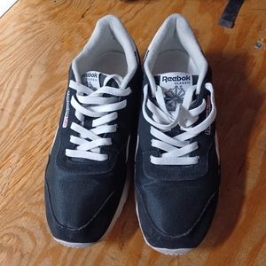 Reebok size 9 black and white
